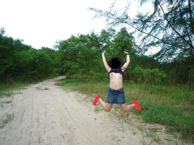 25P Singaporean Exhibitionist Lady!
