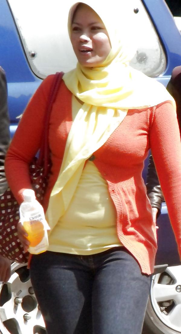 25P Muslim Girls ... Your Hijab Is So Tight!