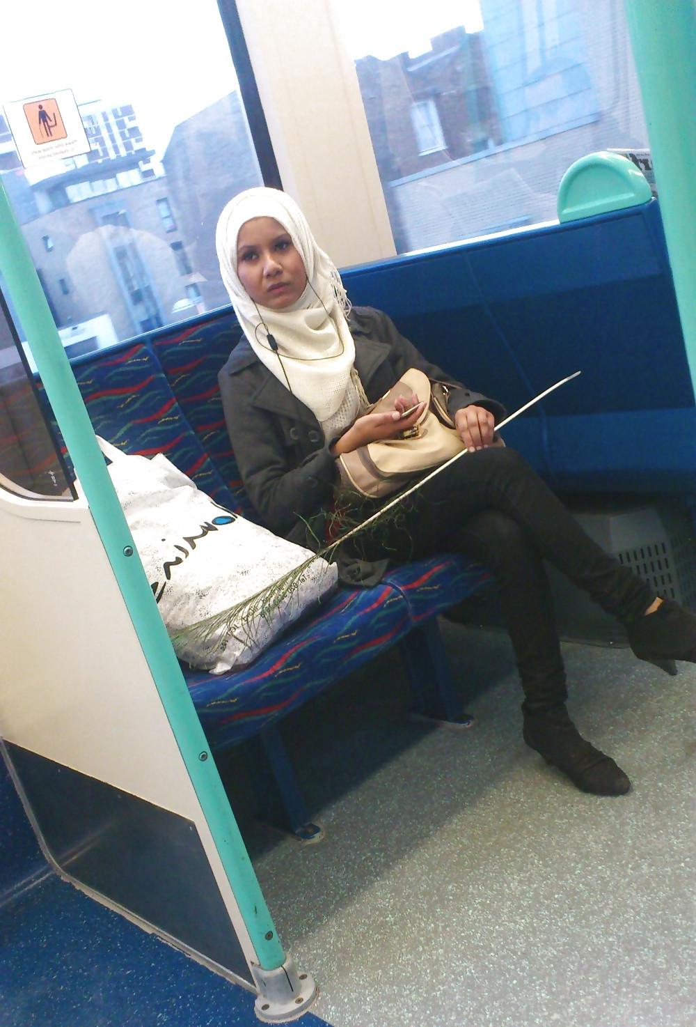 25P Muslim Girls ... Your Hijab Is So Tight!
