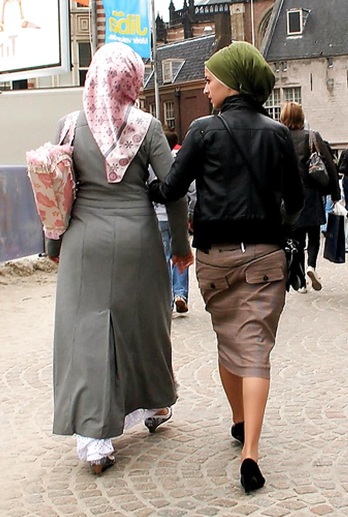 25P Muslim Girls ... Your Hijab Is So Tight!
