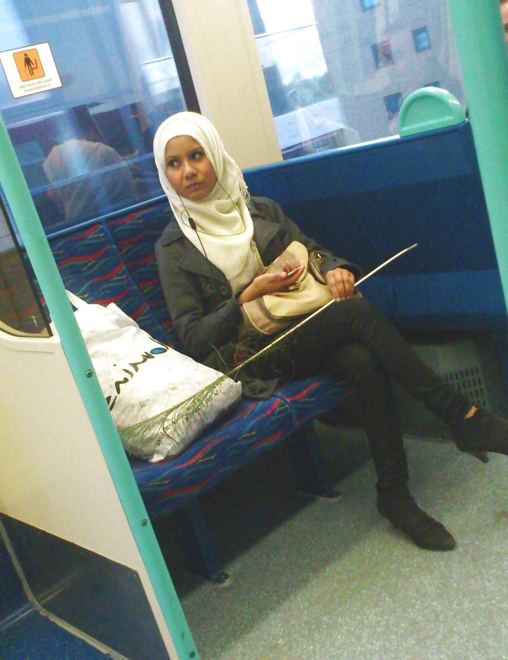 25P Muslim Girls ... Your Hijab Is So Tight!