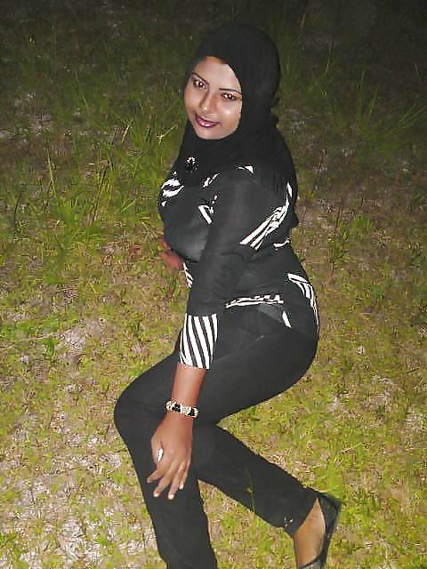 25P Muslim Girls ... Your Hijab Is So Tight!