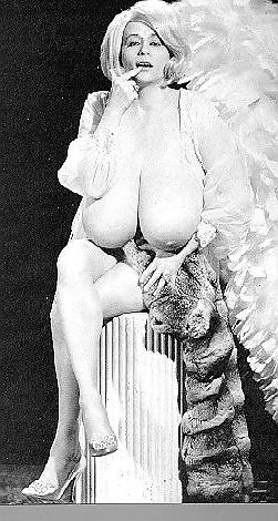 8P Vintage huge-titter Chesty Morgan