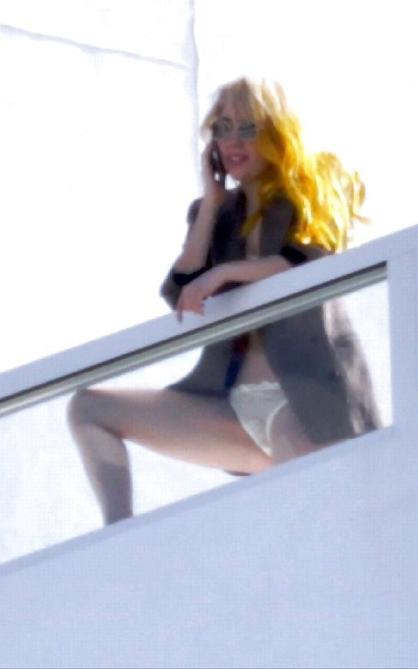 25P Celebrity upskirt
