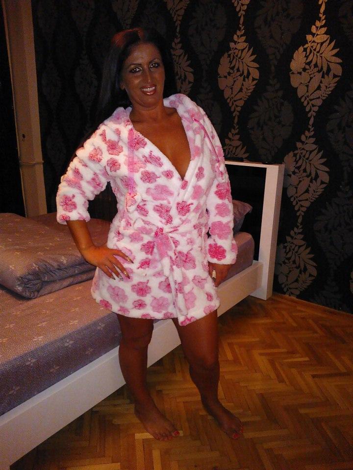 25P Romanian milf: simona