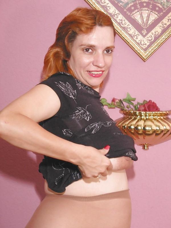 25P Mature pregnant redhead posing