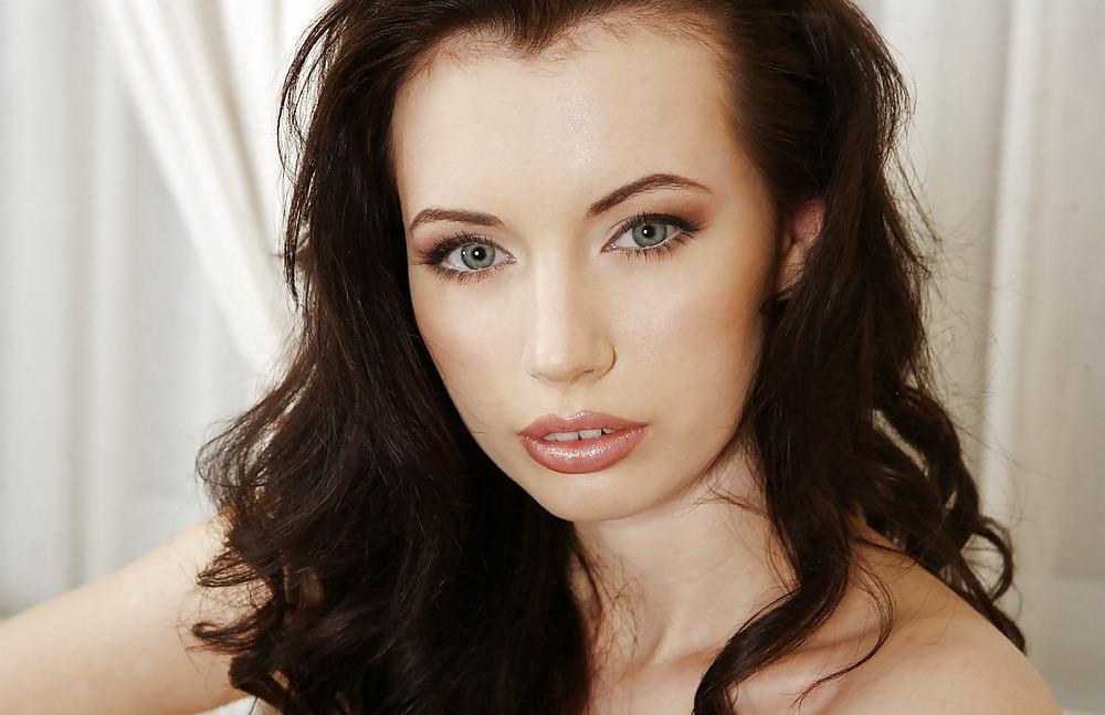 25P Brunette Dana posing her naked and very fuckable body
