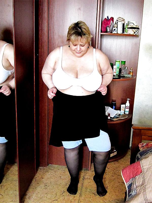 16P Mature women in knickers!