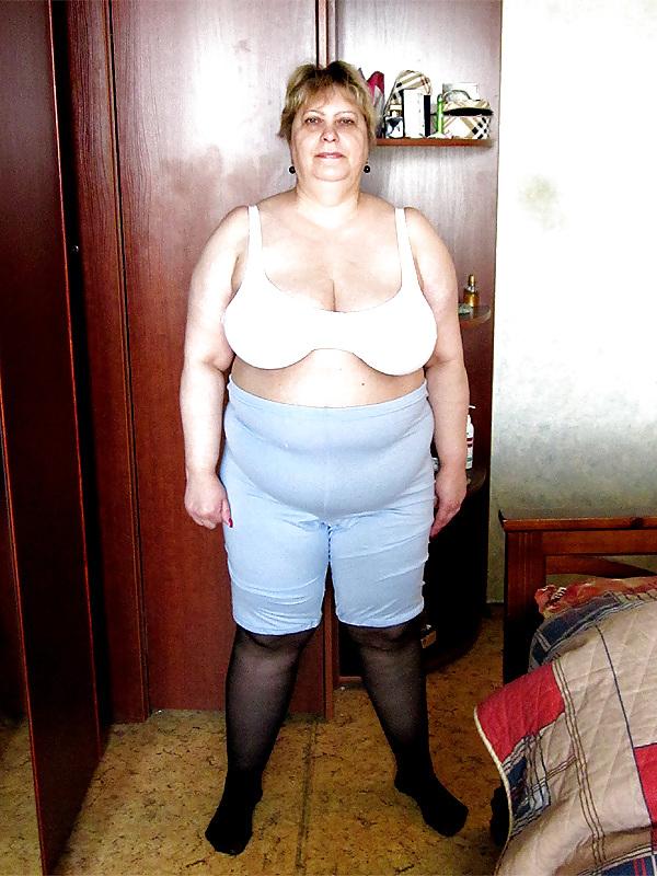 16P Mature women in knickers!