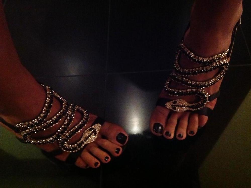 25P Caterina Balivo Feet