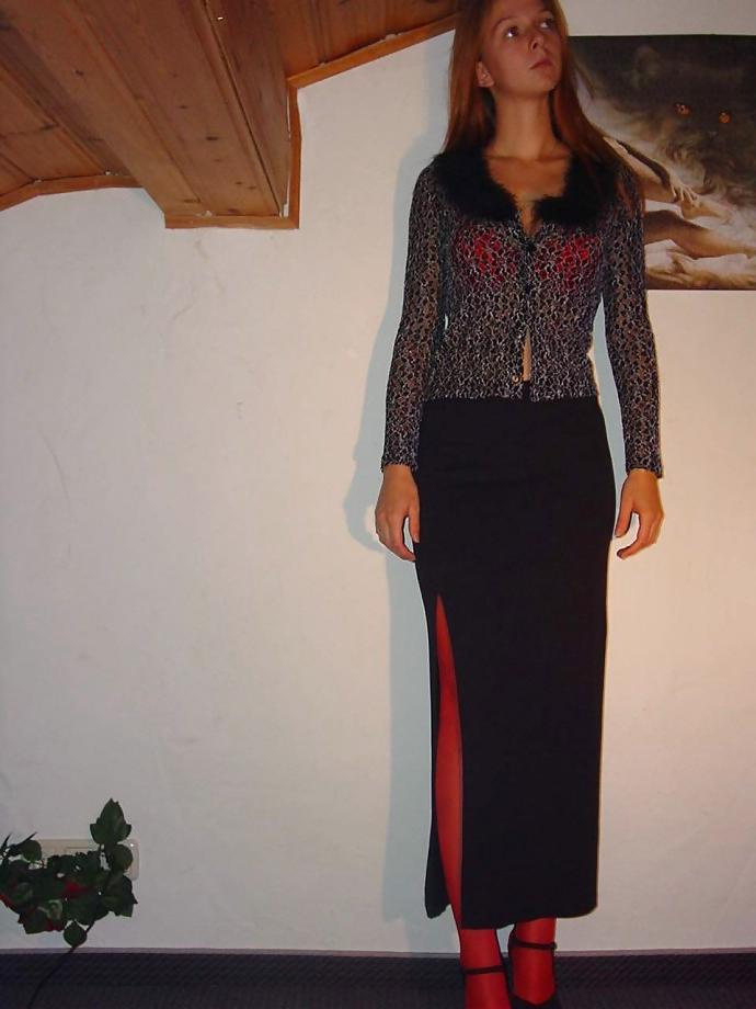 25P AMATEURE - SKINNY BRUNETTE POSING