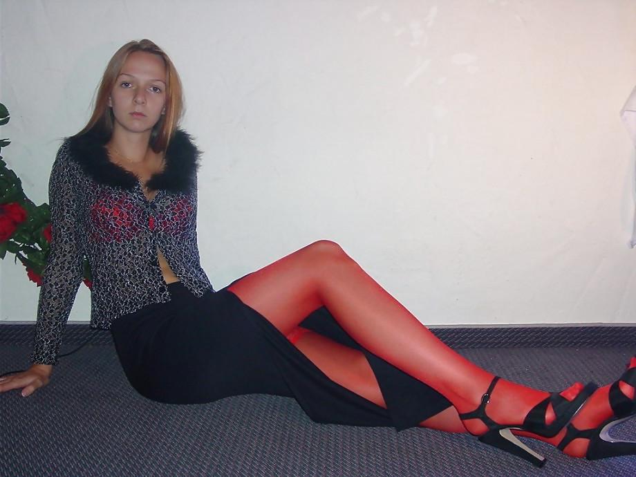 25P AMATEURE - SKINNY BRUNETTE POSING