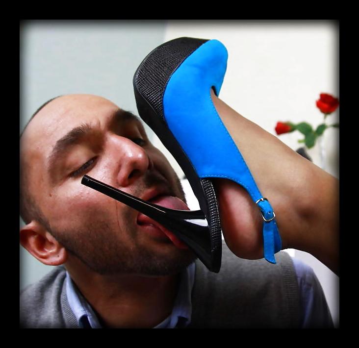 25P Sucking and licking her heels