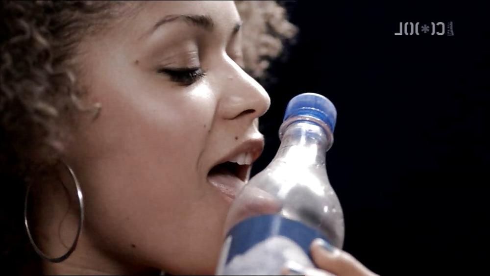 22P Antonia Thomas - Misfits
