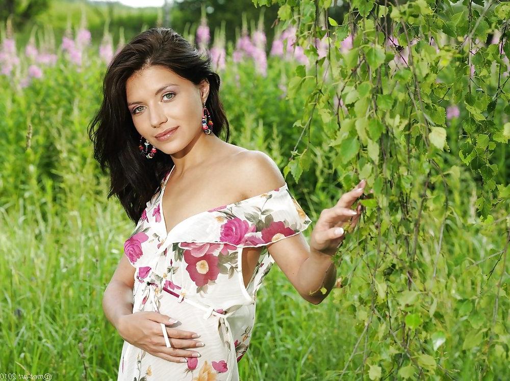 17P Beautifull teen posing outdoor