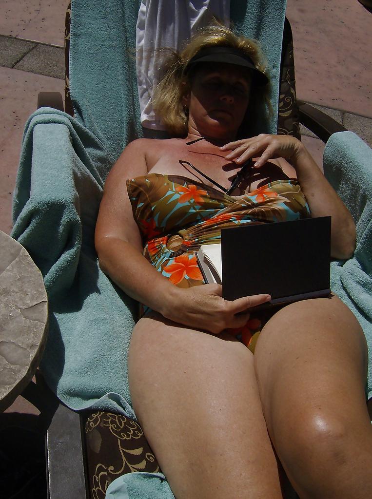 16P Mother by the pool