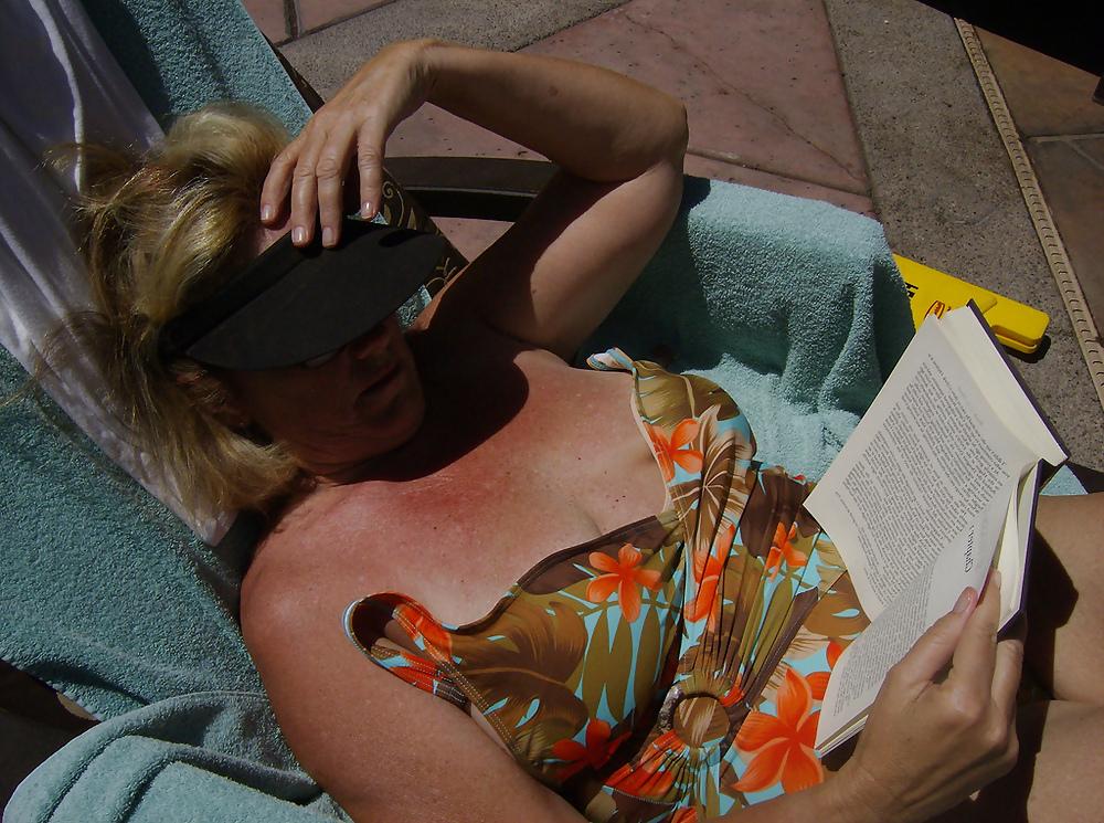 16P Mother by the pool
