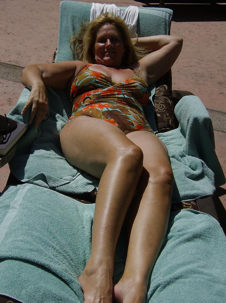 16P Mother by the pool