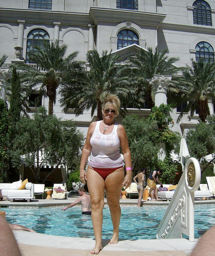 16P Mother by the pool