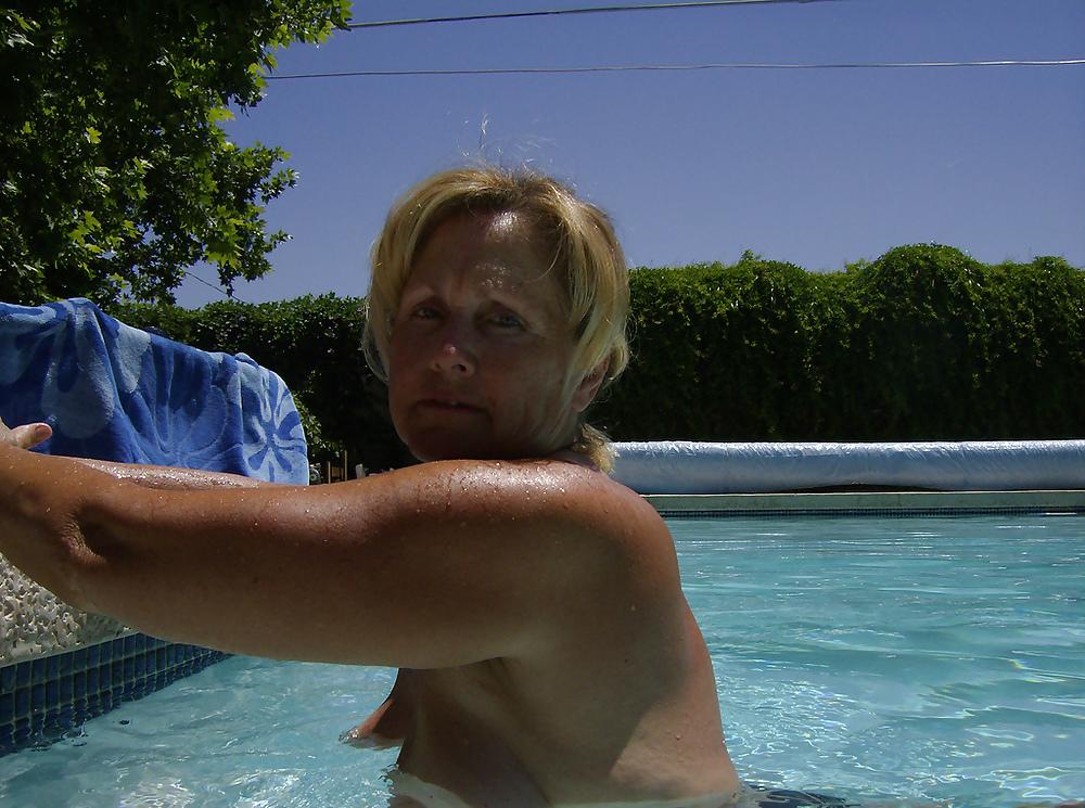 16P Mother by the pool