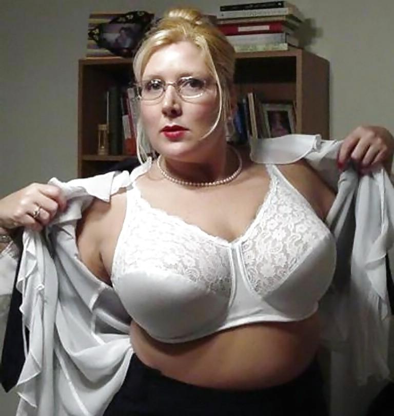 22P Mature women in bras!