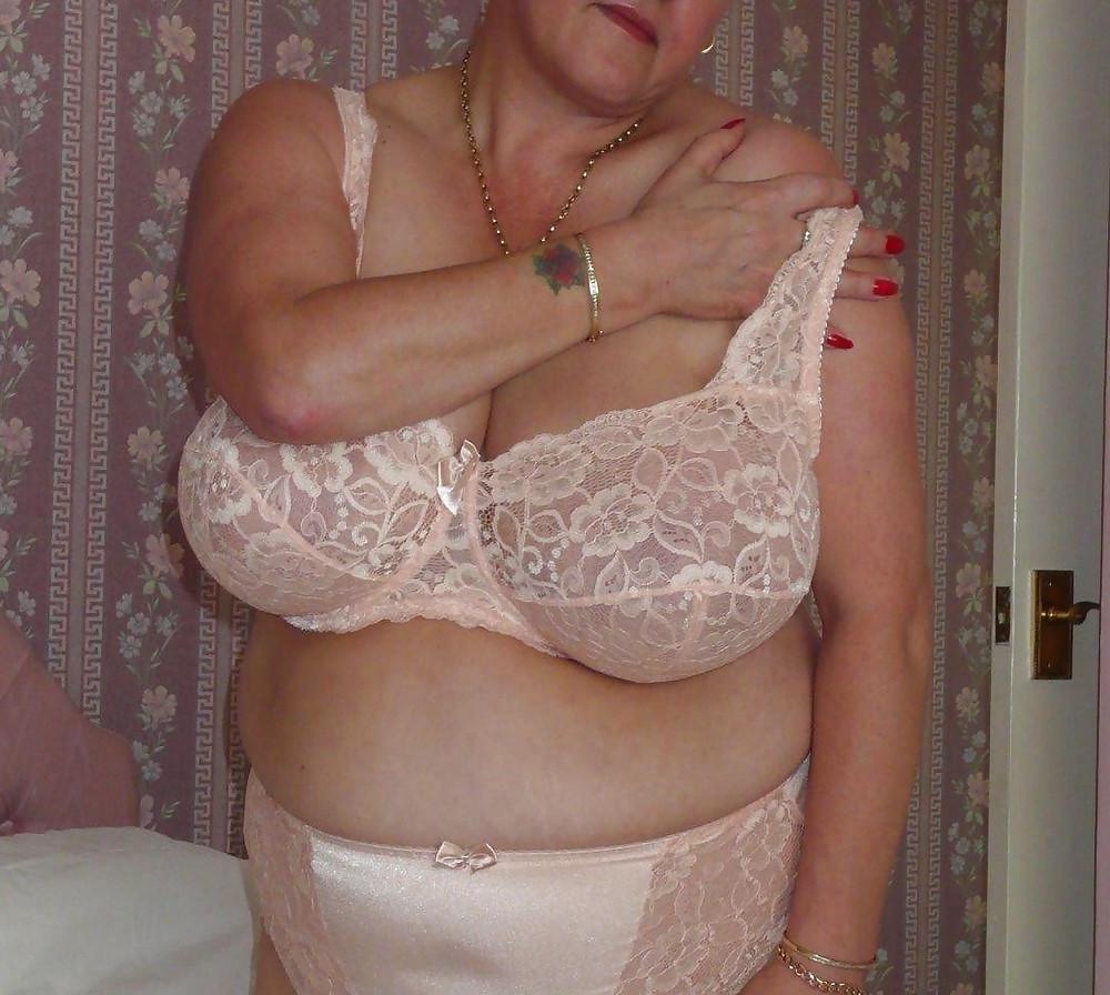 22P Mature women in bras!
