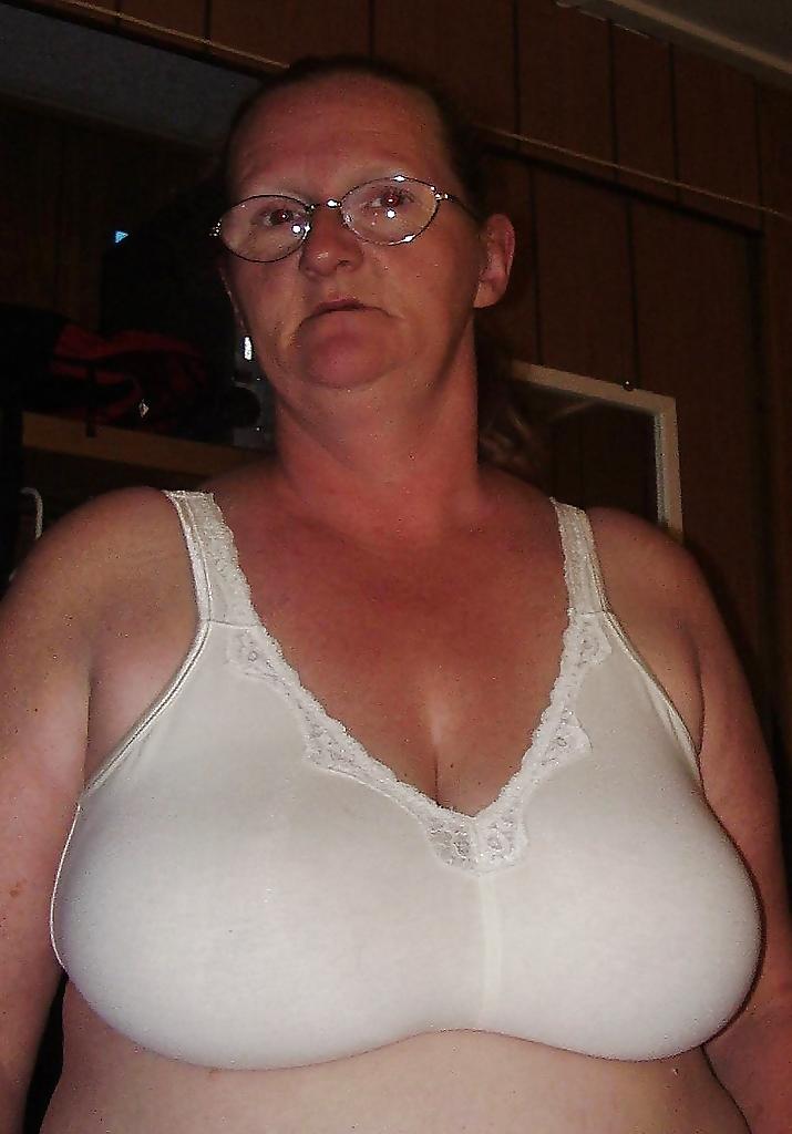 22P Mature women in bras!