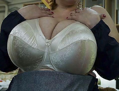 22P Mature women in bras!
