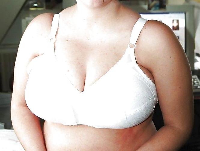 22P Mature women in bras!