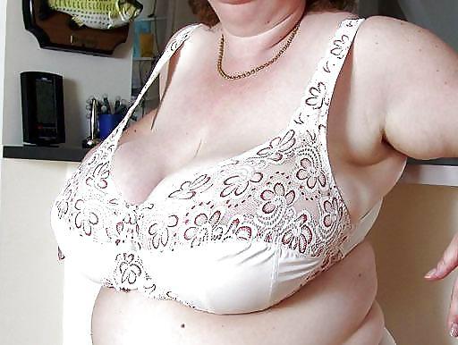 22P Mature women in bras!