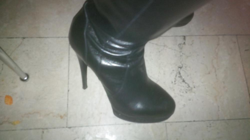 25P LadyMM: Italian Milf in black suite