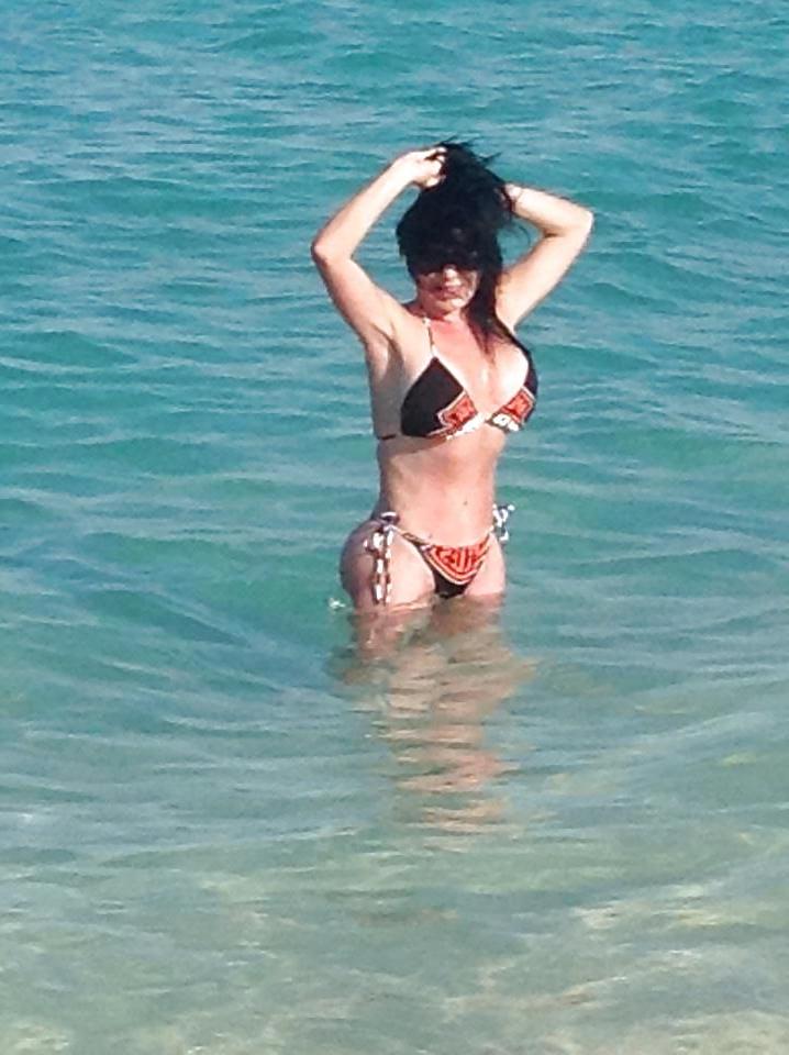 25P Beautiful women Cuban