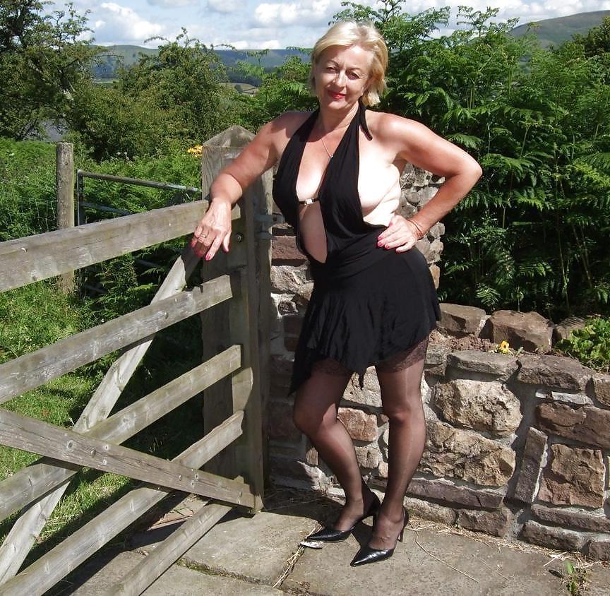 25P UK mature slag posing & showing