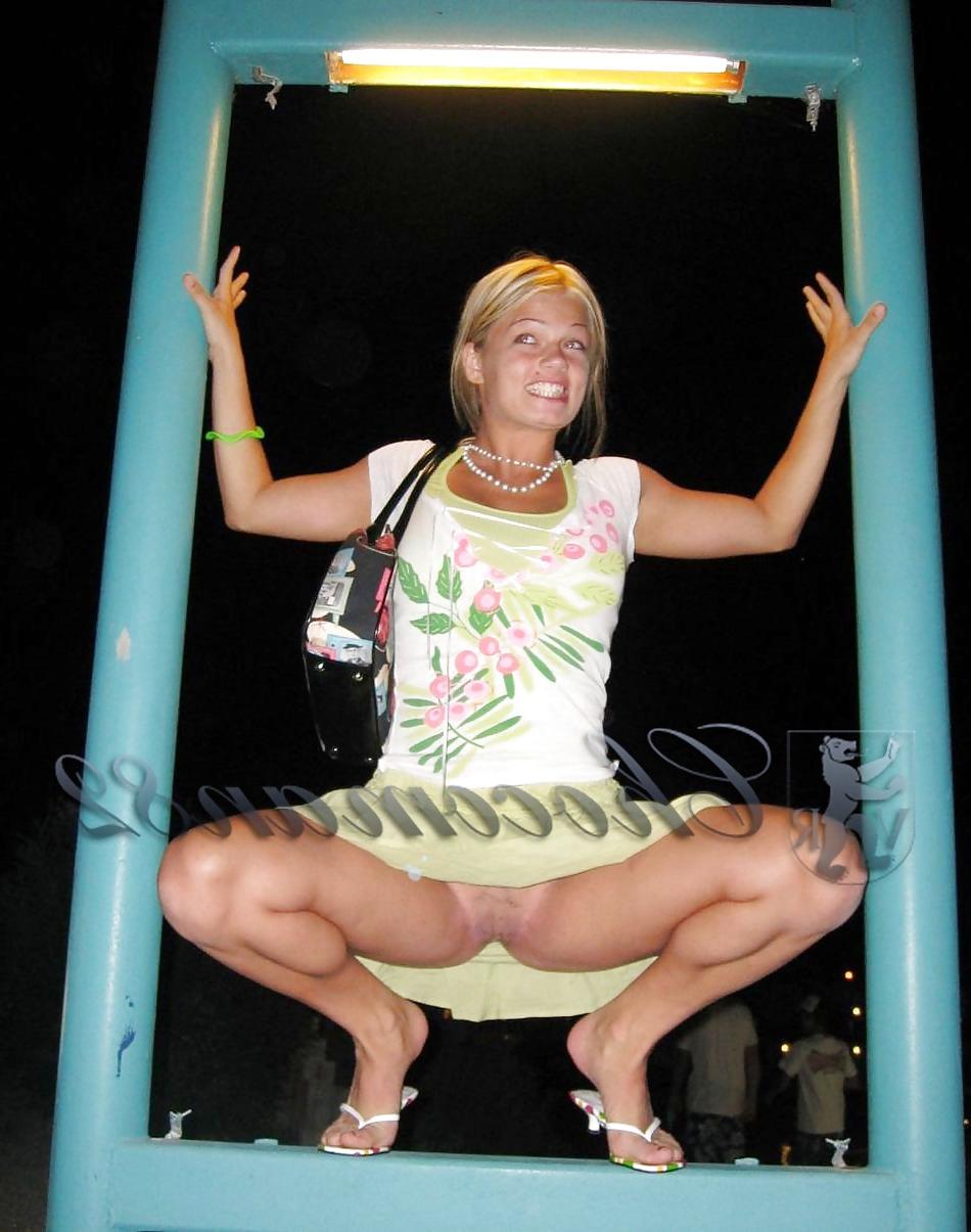 25P Exhibitionist no panties