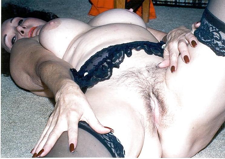 25P Hot granny posing