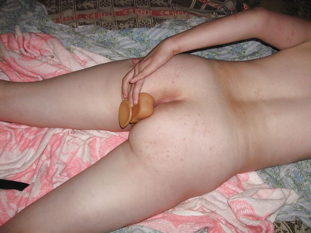 20P Lili inserts anal dildo