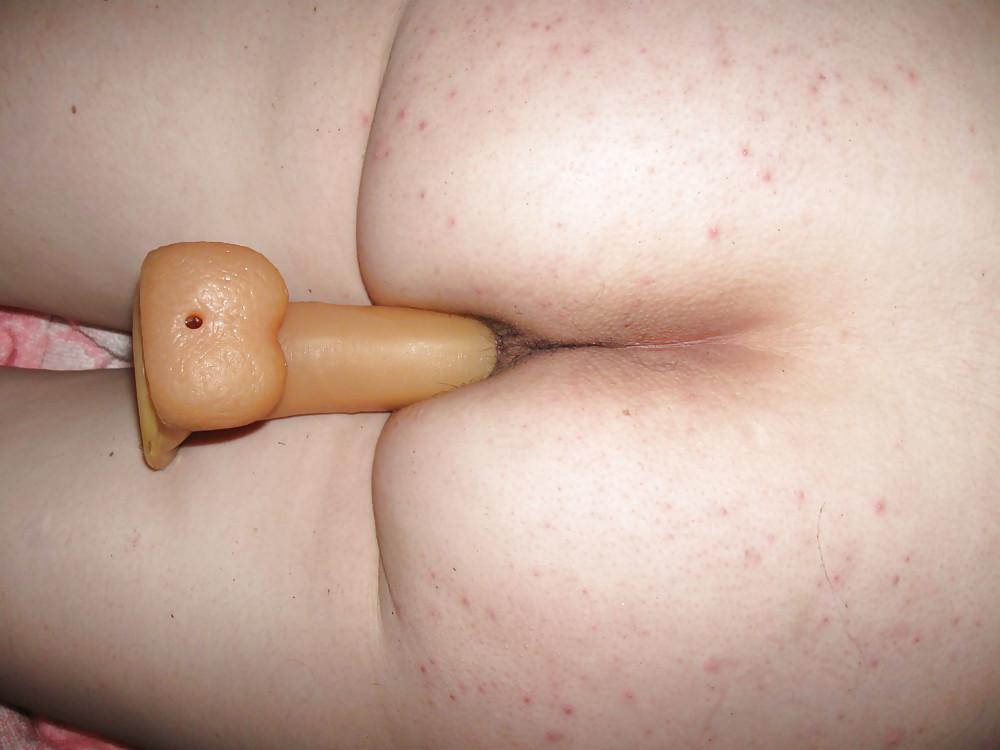 20P Lili inserts anal dildo