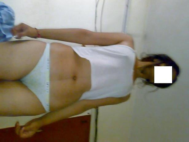 25P Desi girlfriend random clicks by her boyfriend