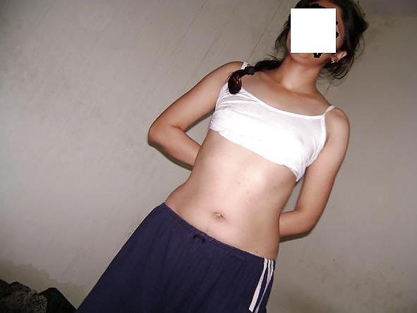 25P Desi girlfriend random clicks by her boyfriend