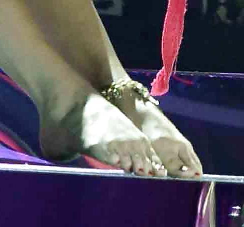 14P Celebrity feet (Selena Gomez)