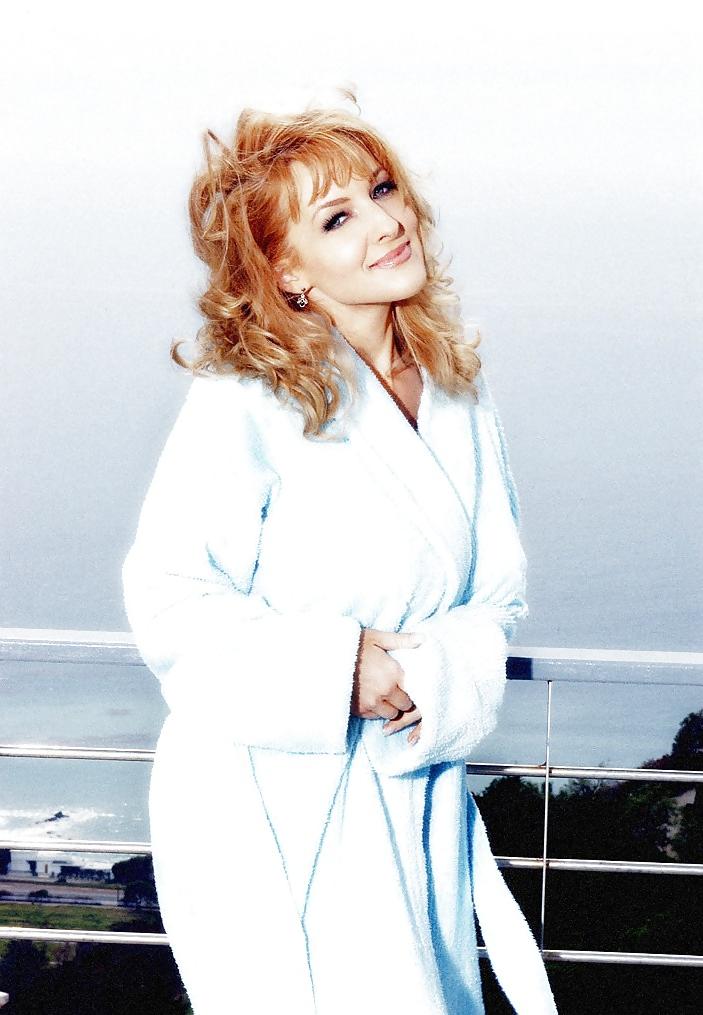 19P Danni Ashe in her robe and slippers