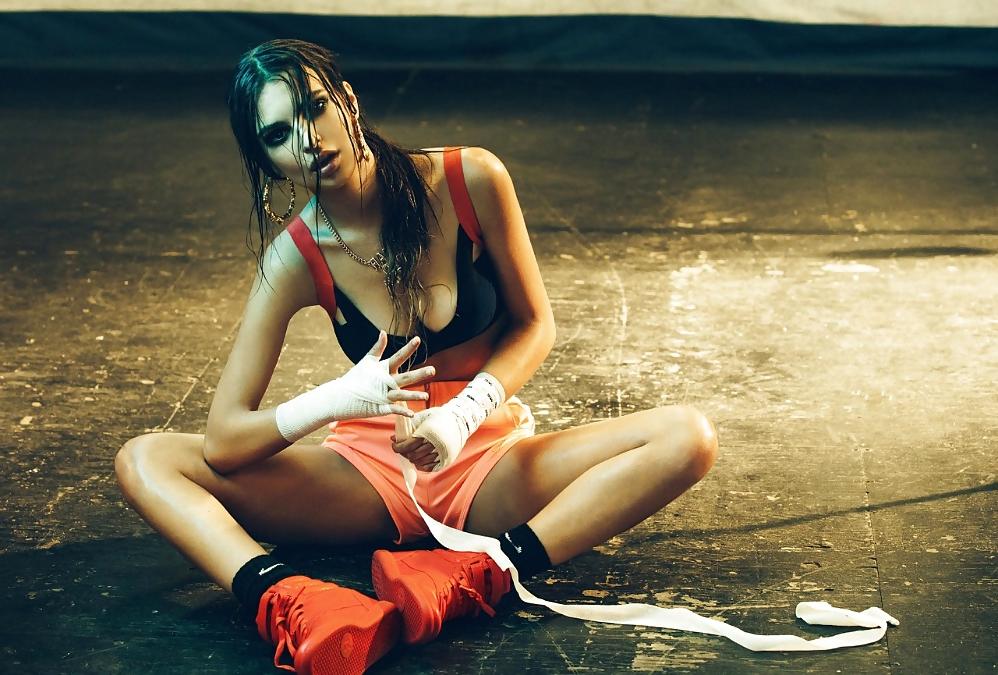 25P Emily Ratajkowski 