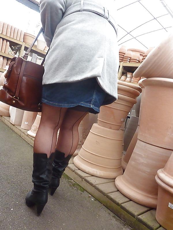 25P Beautiful mature legs in stockings!