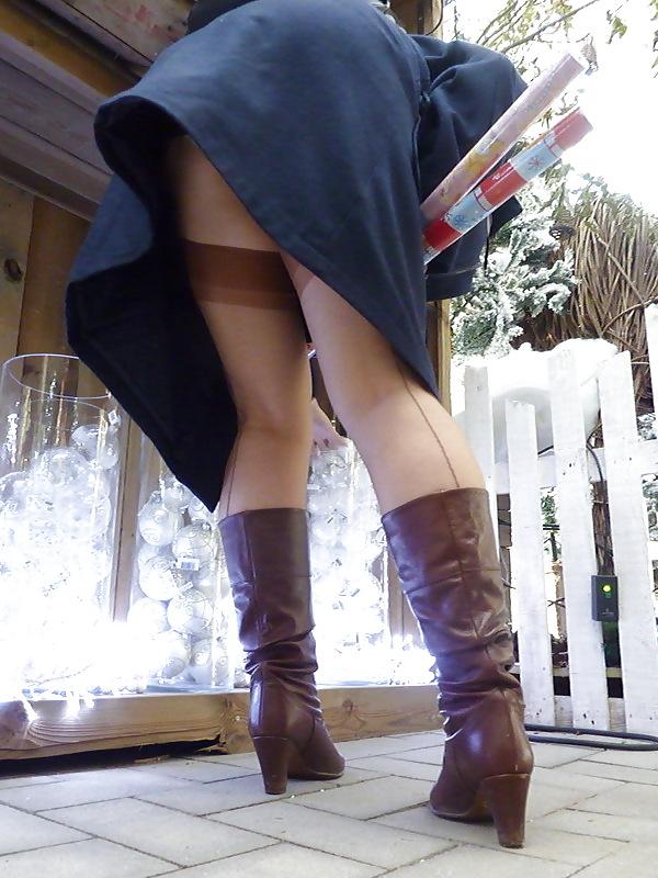 25P Beautiful mature legs in stockings!