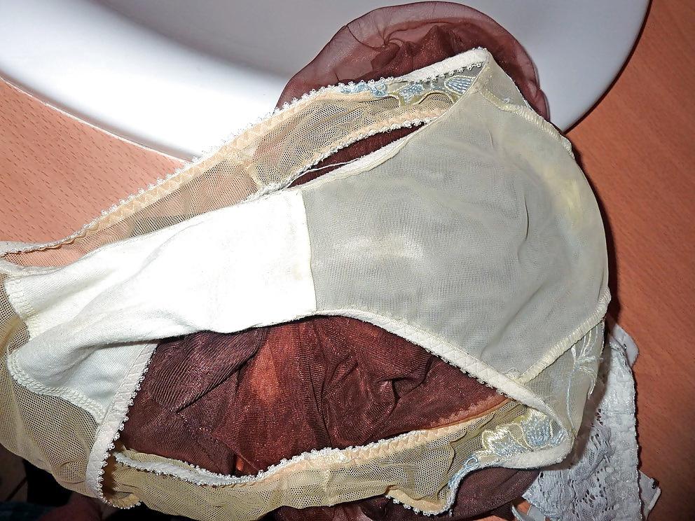 25P Beautiful mature legs in stockings!