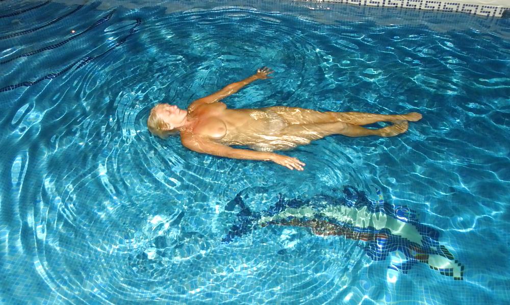 6P Floating in the pool