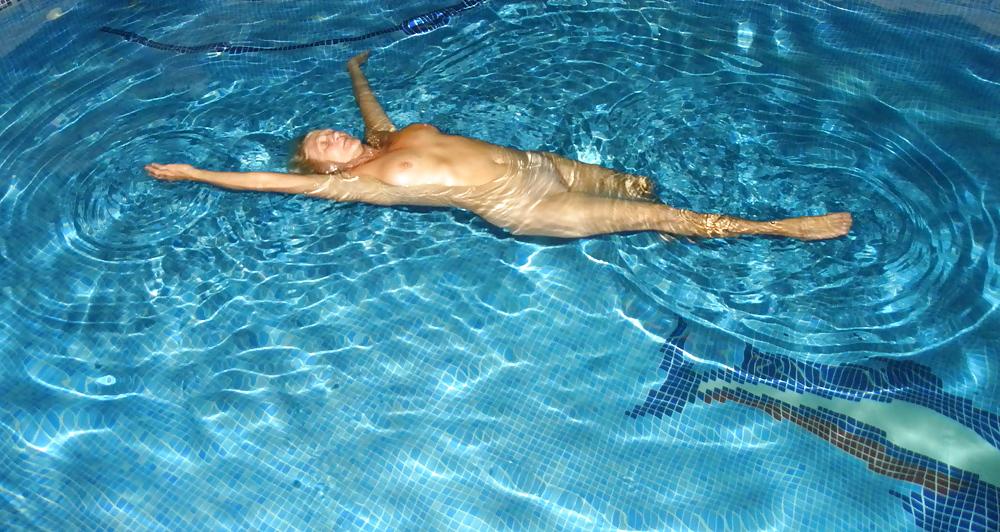 6P Floating in the pool