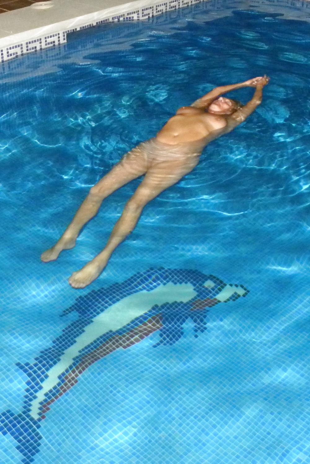 6P Floating in the pool