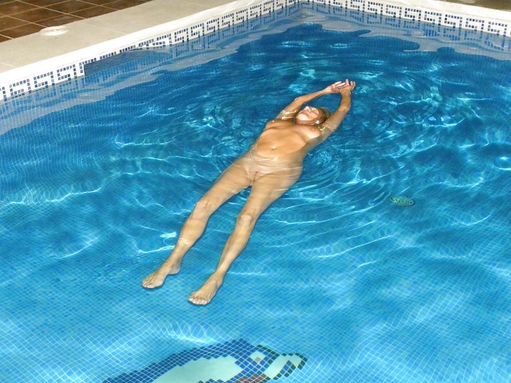 6P Floating in the pool