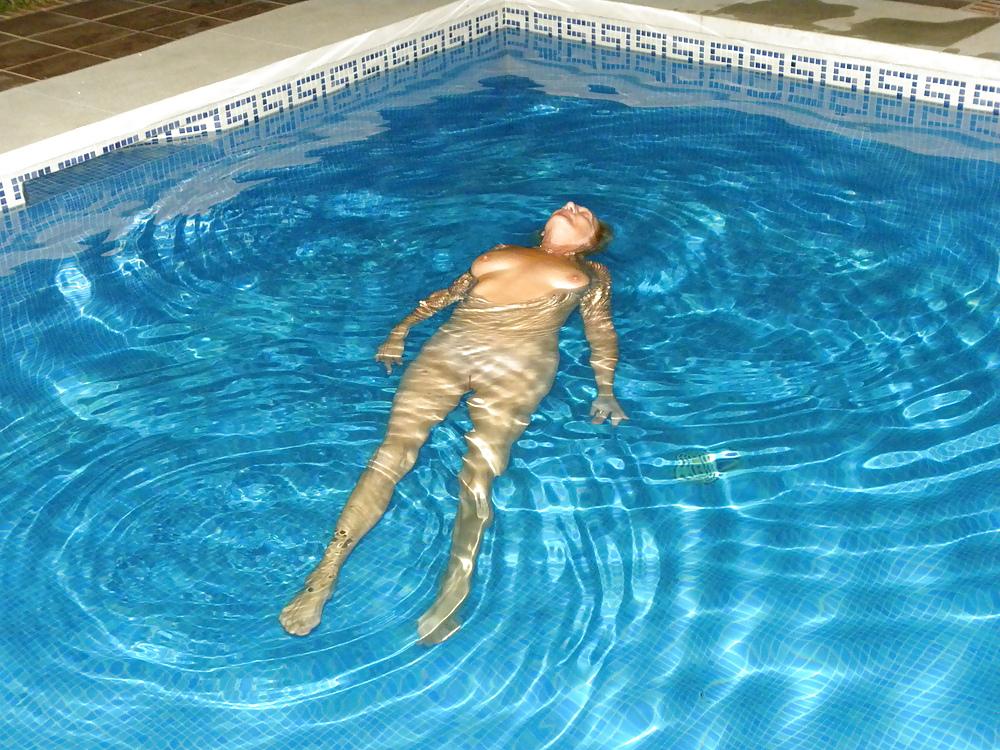 6P Floating in the pool